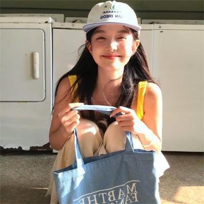 潜藏海底的生物海报